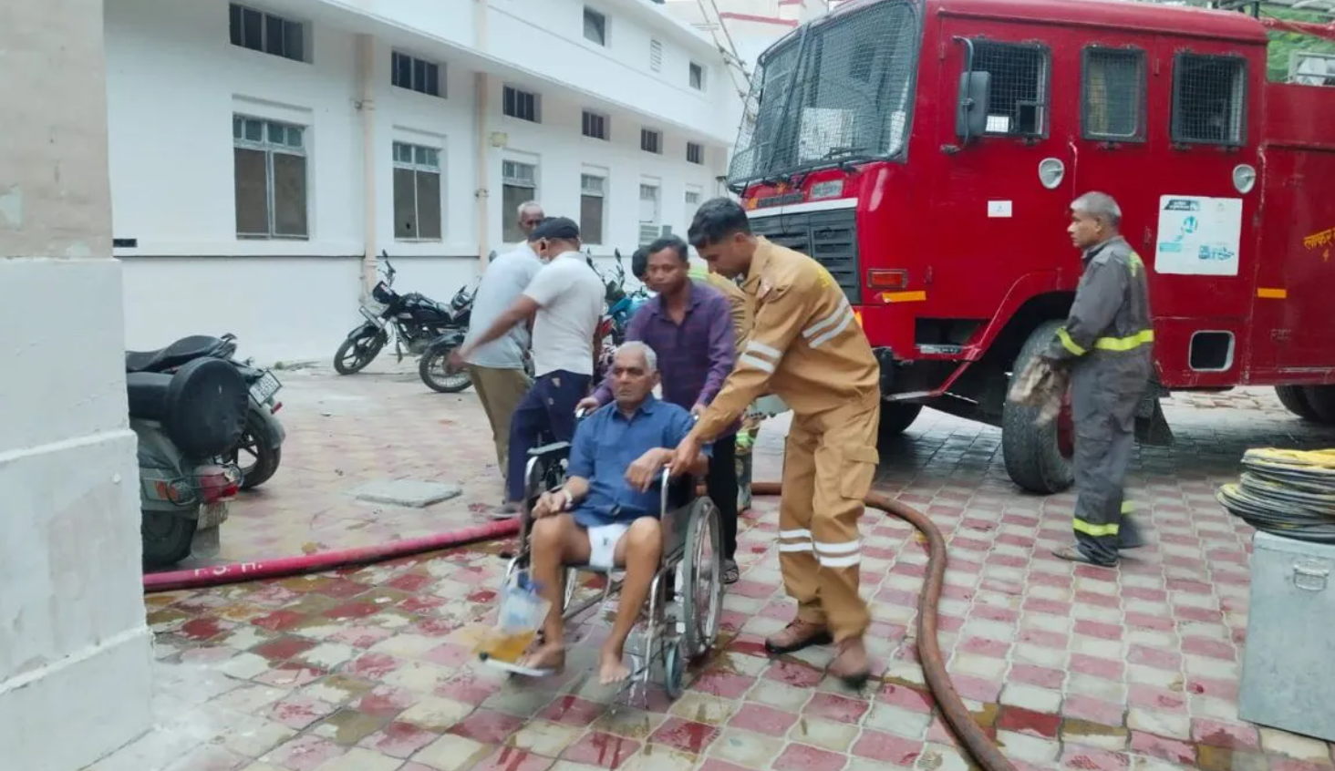 लखनऊ के उत्तर रेलवे अस्पताल में आग लगने से मची अफरा-तफरी, मरीजों को सुरक्षित निकाला गया